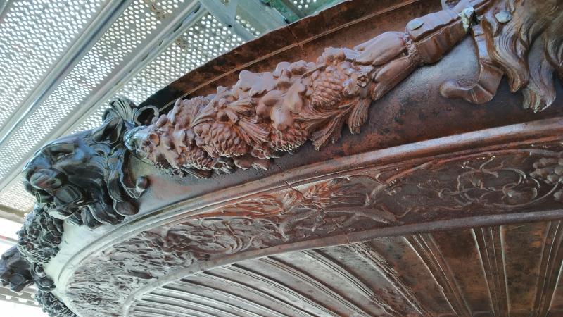 El Ayuntamiento saca lustre a una de las fuentes más emblemáticas de Málaga, fundida en el siglo XIX en Francia y que antes estuvo en las hoy plazas de la Constitución y de la Marina