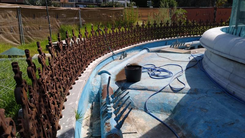 El Ayuntamiento saca lustre a una de las fuentes más emblemáticas de Málaga, fundida en el siglo XIX en Francia y que antes estuvo en las hoy plazas de la Constitución y de la Marina