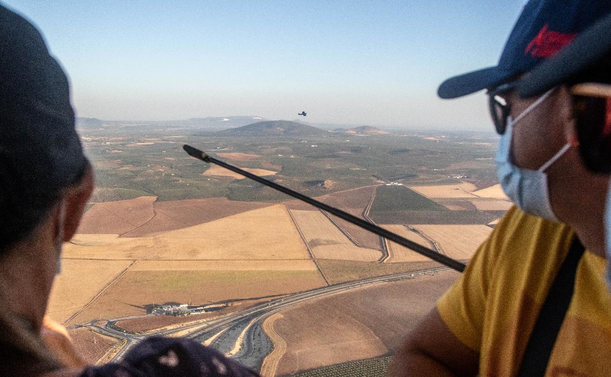 Dos pasajeros contemplan las vistas desde el globo.