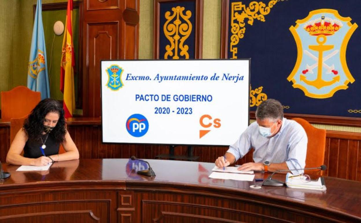 Mari Carmen López y José Alberto Armijo, en la firma del pacto.