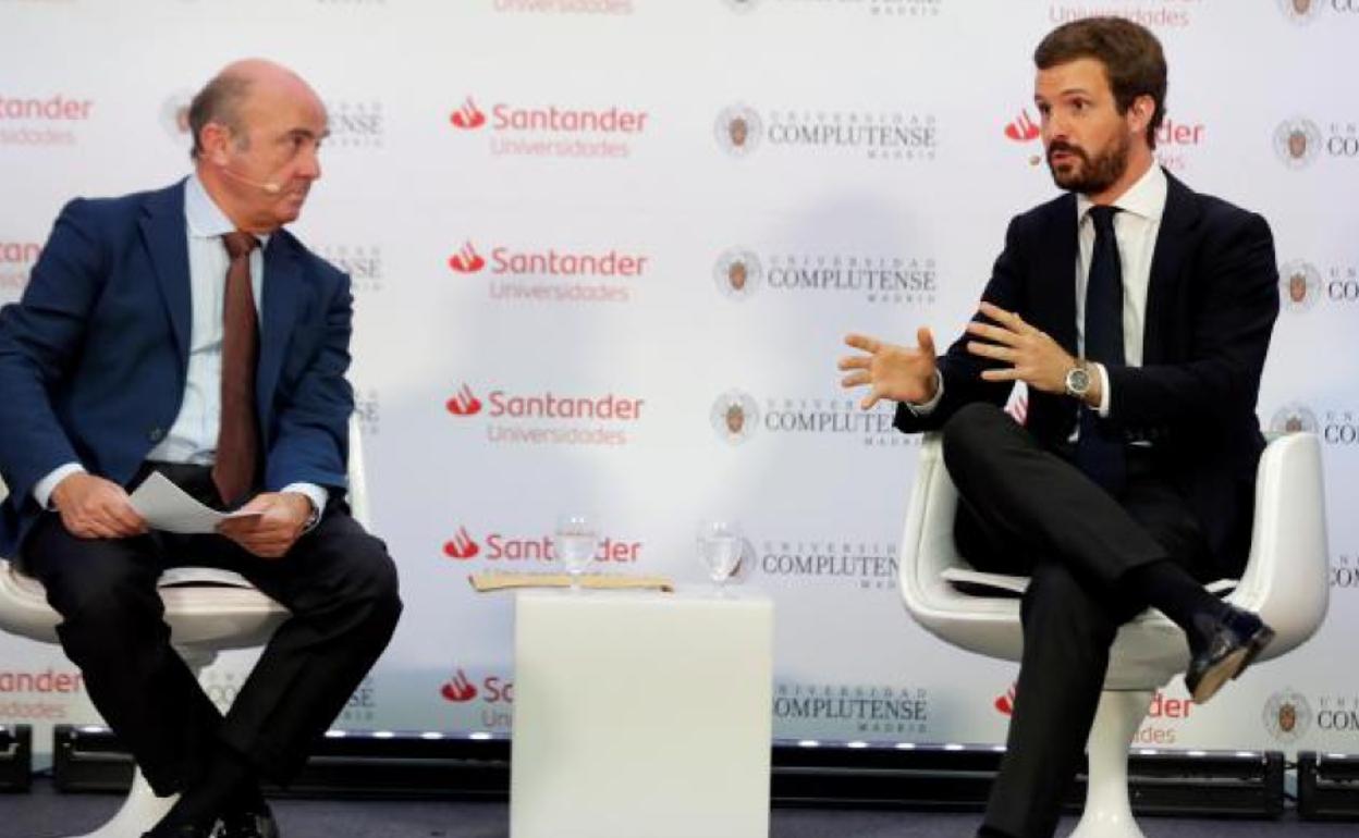 Luis De Guindos y Pablo Casado en la jornada de El Escorial.