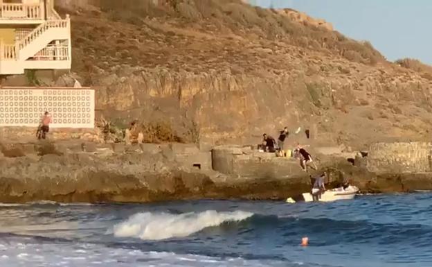 Alijo en dos fases y a plena luz del día en playas de Málaga llenas de bañistas