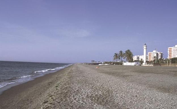 Muere un hombre de 76 años mientras se bañaba en la playa de Torre del Mar