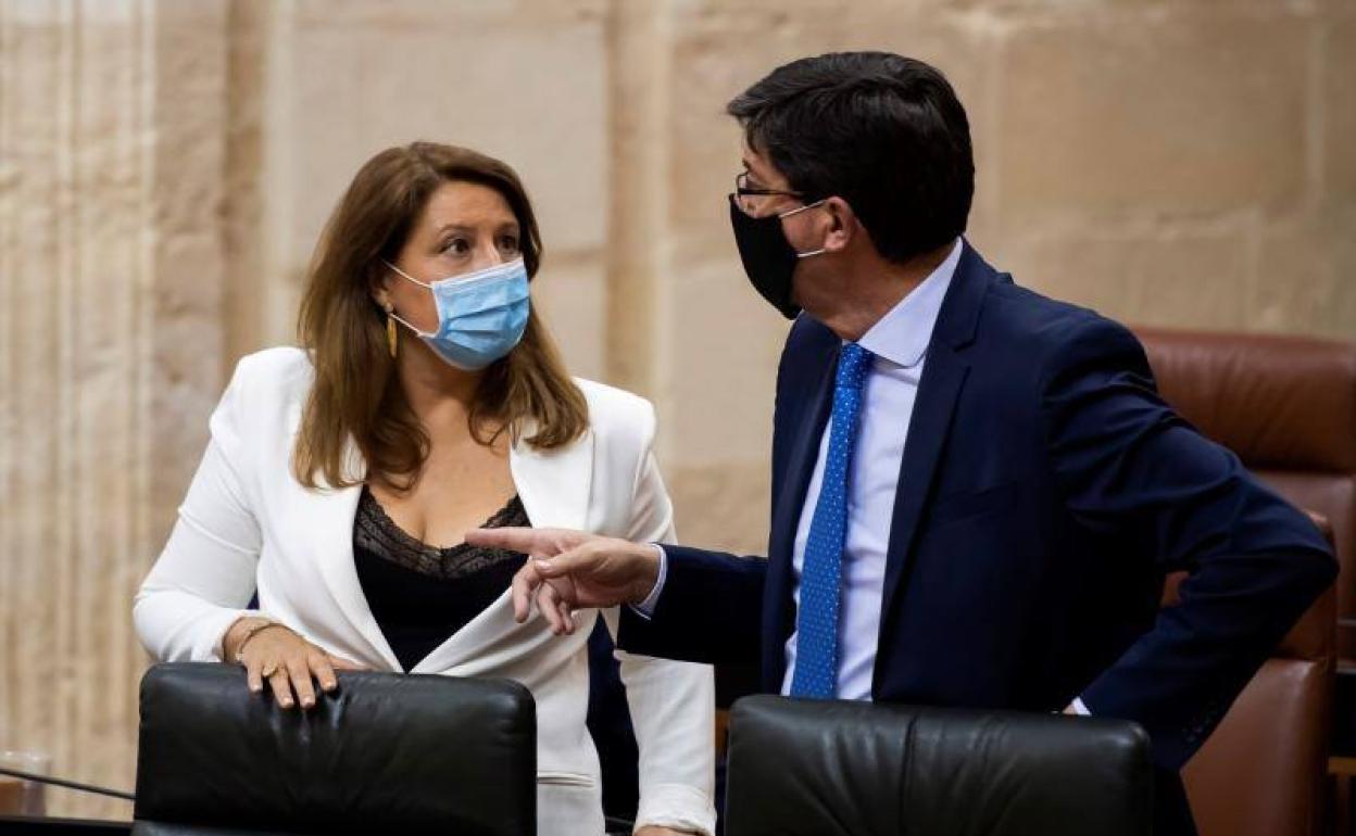 Crespo conversa con Marín en el último pleno del Parlamento andaluz. 