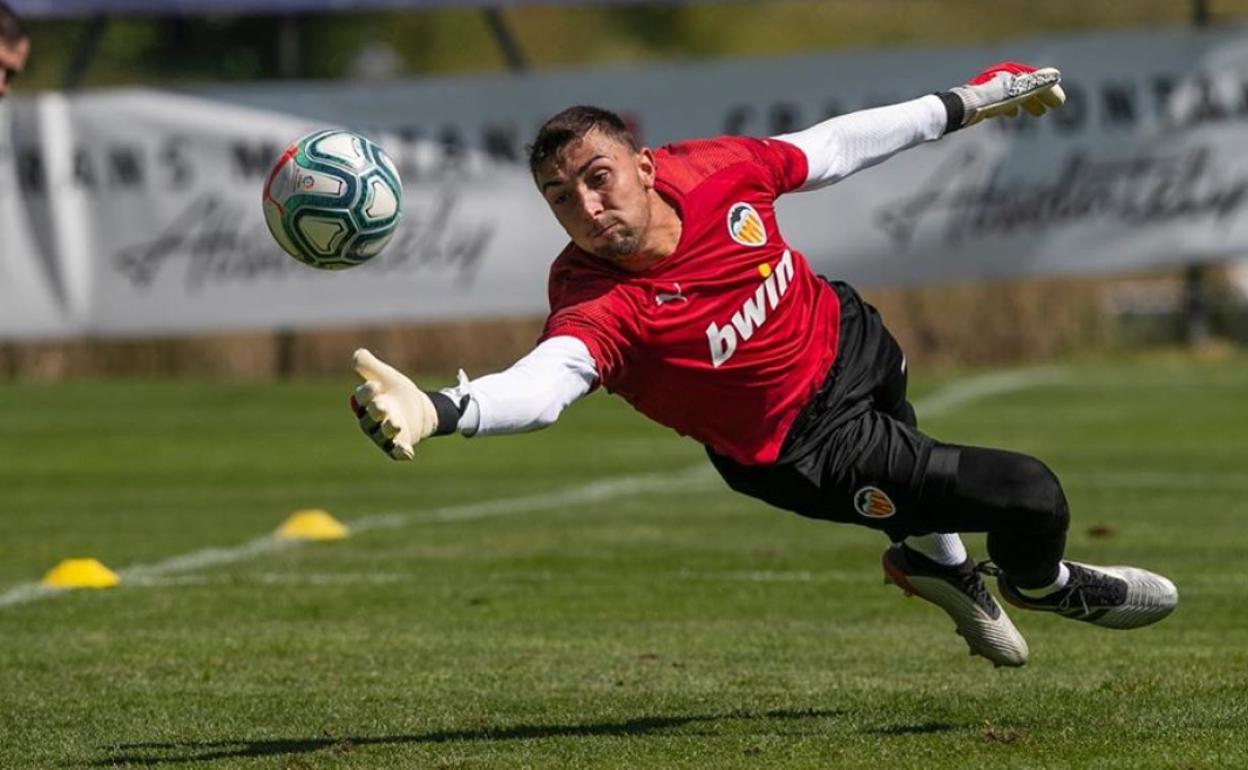 Cristian Rivero, en un entrenamiento con el Valencia.