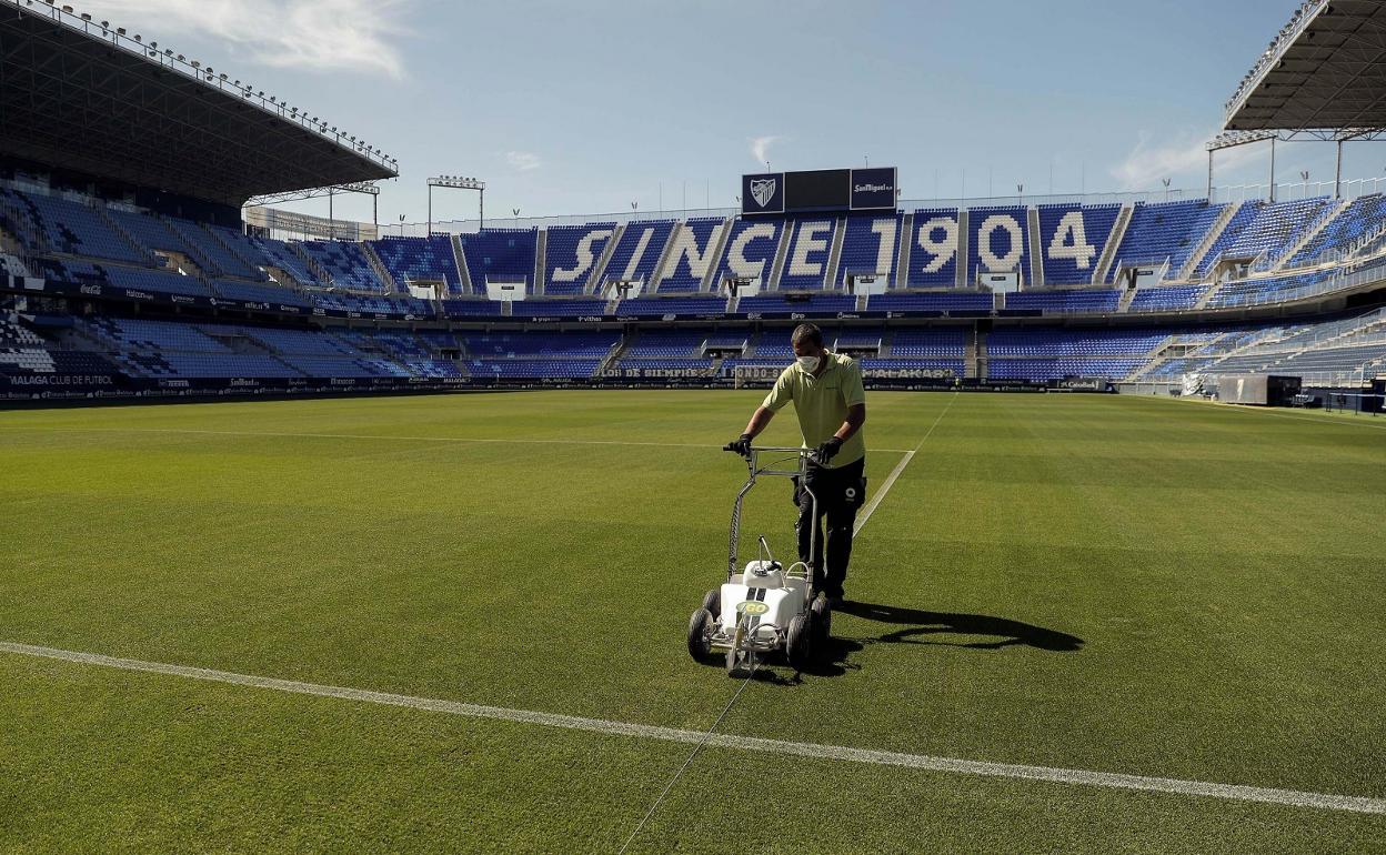 Trabajo contra el reloj sobre el césped de La Rosaleda