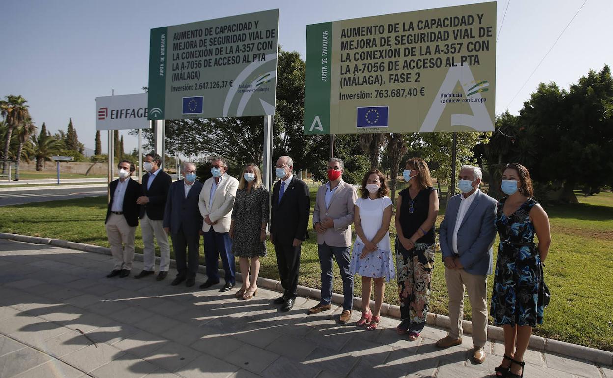 Carazo y Bendodo acompañados por De la Torre, y otras autoridades 