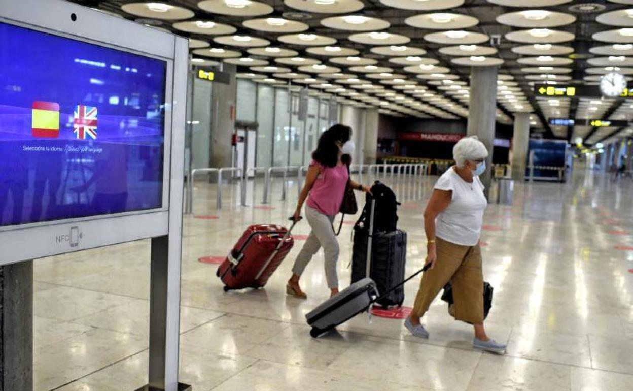 Reino Unido actualiza sus recomendaciones: aconseja evitar todo viaje no esencial a España, incluidas las islas Canarias y Baleares