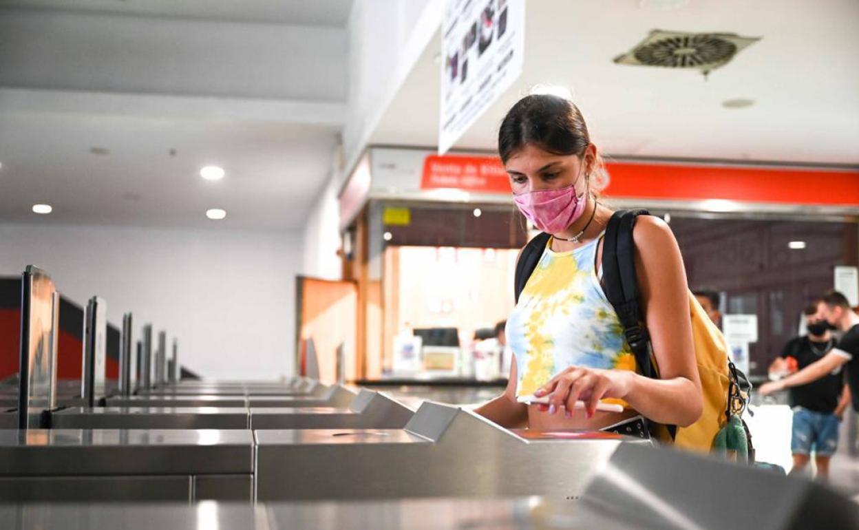 Renfe implanta el pago con tarjeta bancaria sin contacto en los tornos de las líneas de Cercanías de Málaga