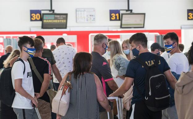 Reino Unido podría reducir a 10 días la cuarentena a los viajeros procedentes de España