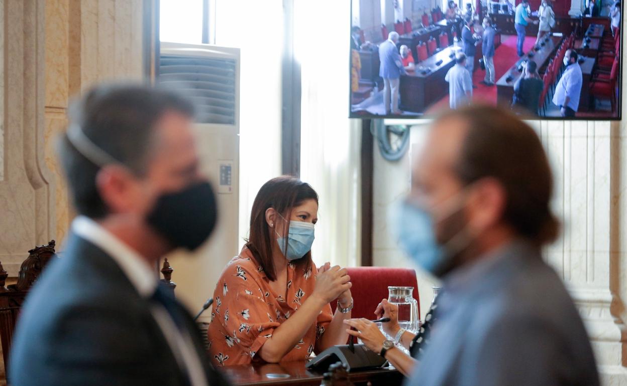 Cassá conversa con Conde, y su excompañera, Losada, al fondo.