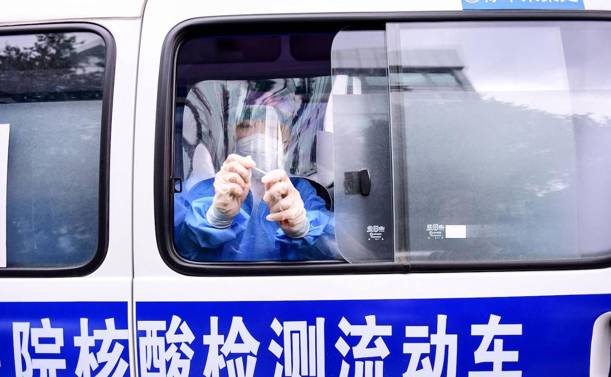 Una sanitaria realiza test en la provincia de Liaoning, China. 