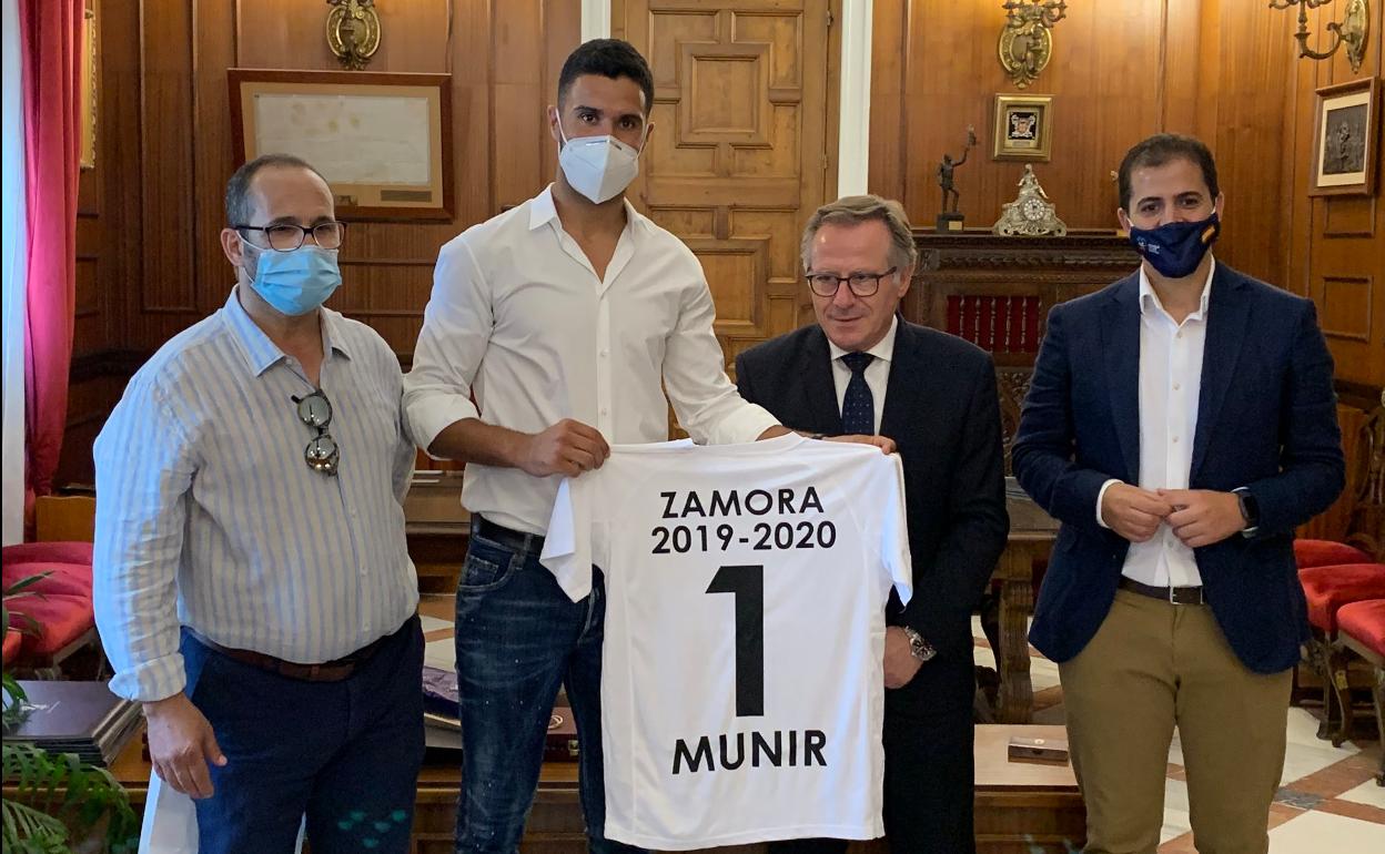 Munir, junto a representantes políticos de Melilla, en el acto donde se ha reconocido su temporada, que culminó con la consecución del Trofeo Zamora al portero menos batido de Segunda.