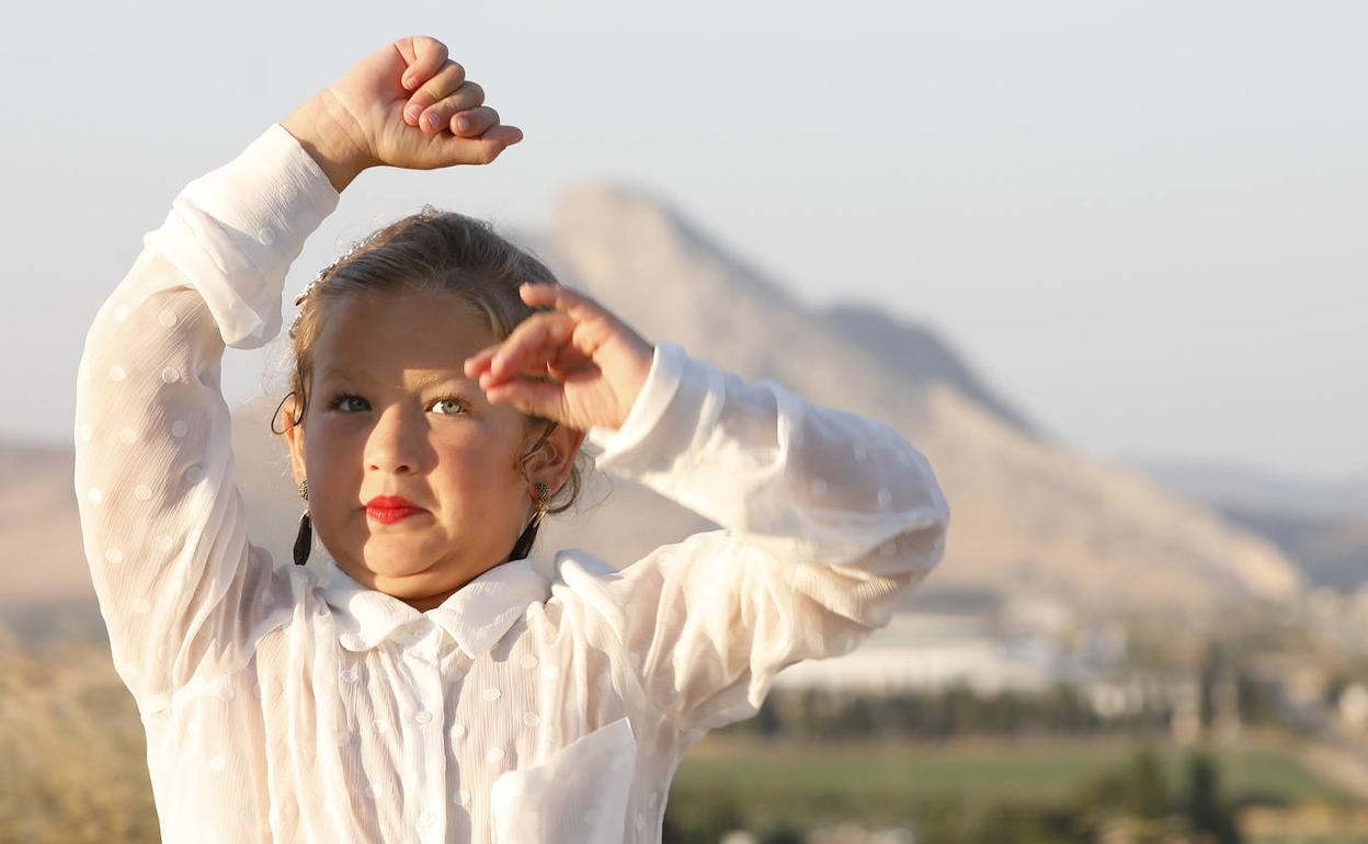'La Rubia de Antequera', ante la Peña de los Enamorados. 