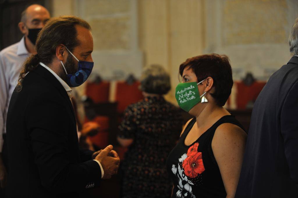 Alcalde y concejales de los distintos partidos han mostrado su apoyo a Juan Cassá en los momentos previos al pleno del Ayuntamiento de Málaga. 