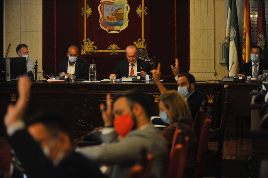 Alcalde y concejales de los distintos partidos han mostrado su apoyo a Juan Cassá en los momentos previos al pleno del Ayuntamiento de Málaga. 