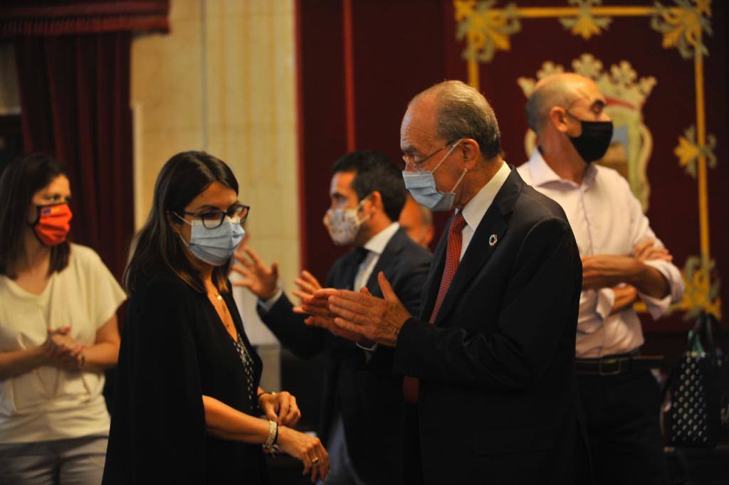 Alcalde y concejales de los distintos partidos han mostrado su apoyo a Juan Cassá en los momentos previos al pleno del Ayuntamiento de Málaga. 