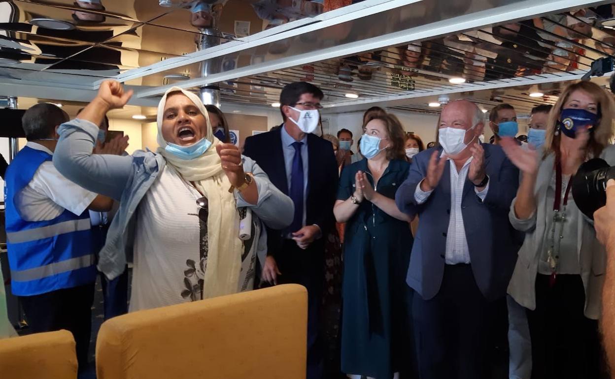 Juan Marín, Sandra García y Jesús Aguirre, ayer en la despedida las últimas temporeras marroquíes de Huelva. 