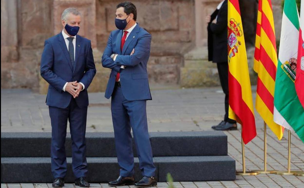 Juanma Moreno junto Urkullu, presidente del País Vasco, en la conferencia de presidentes esta mañana.