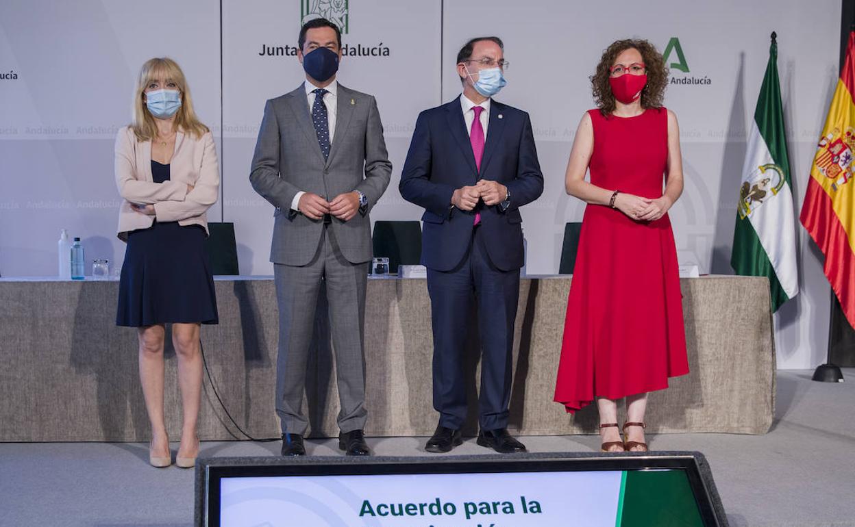 La secretaria general de UGT-A, Carmen Castilla; el presidente, Juanma Moreno; el presidente de la CEA, Javier González de Lara, y Nuria López, secretaria general de CC OO-A. M. J. López. 