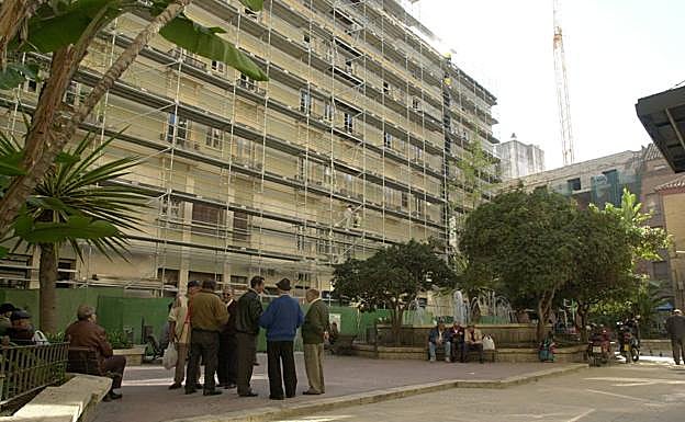 De las Siete Revueltas a la plaza de las Flores: De cómo una calle equívoca se convirtió en una gran terraza