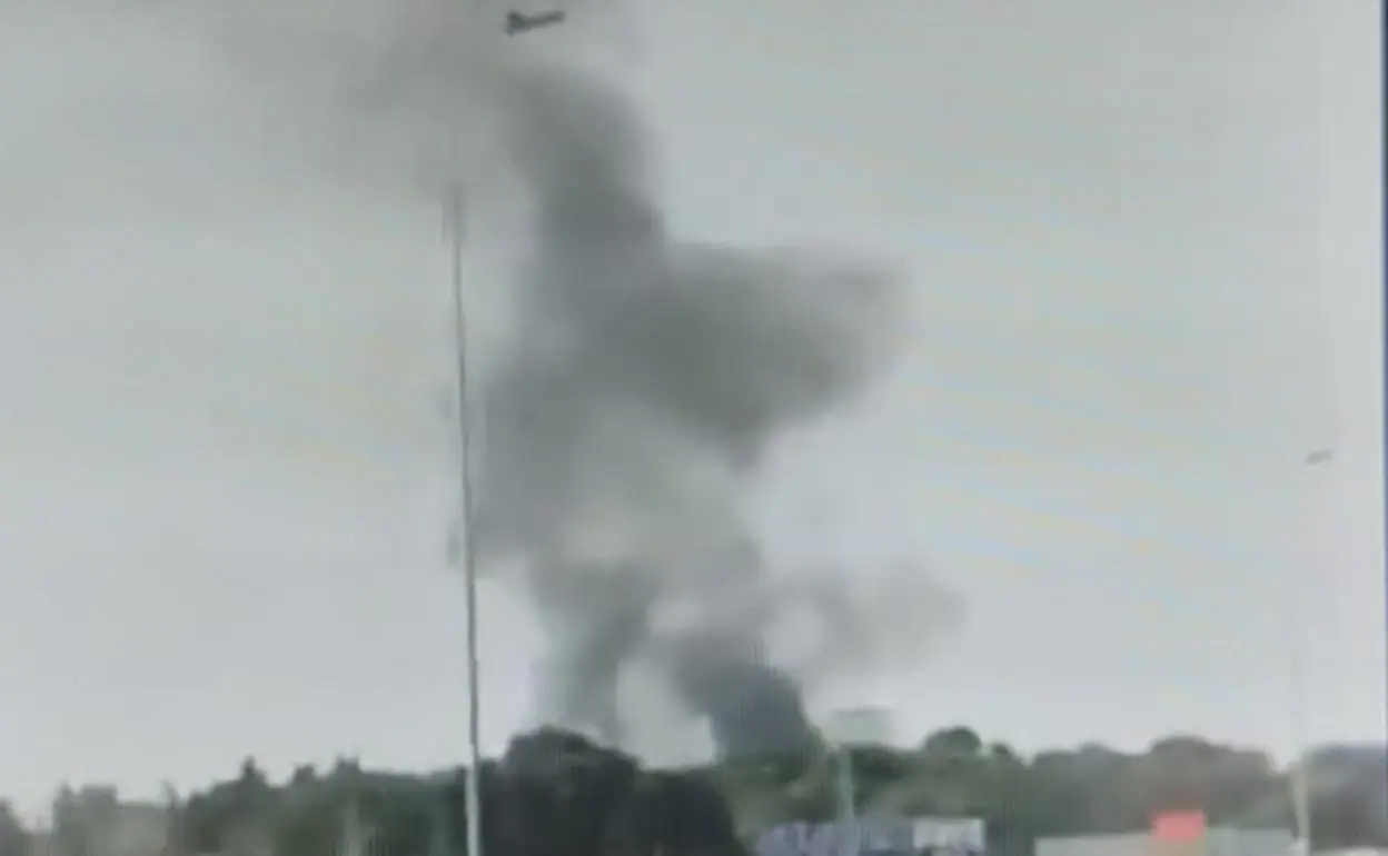 La columna de humo era visible desde la carretera. 