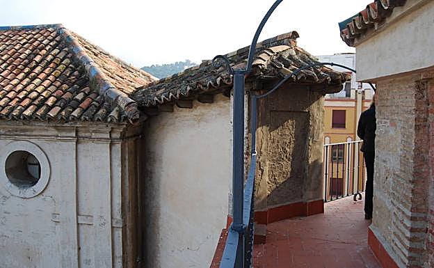 Escalera con la puerta cegada. 