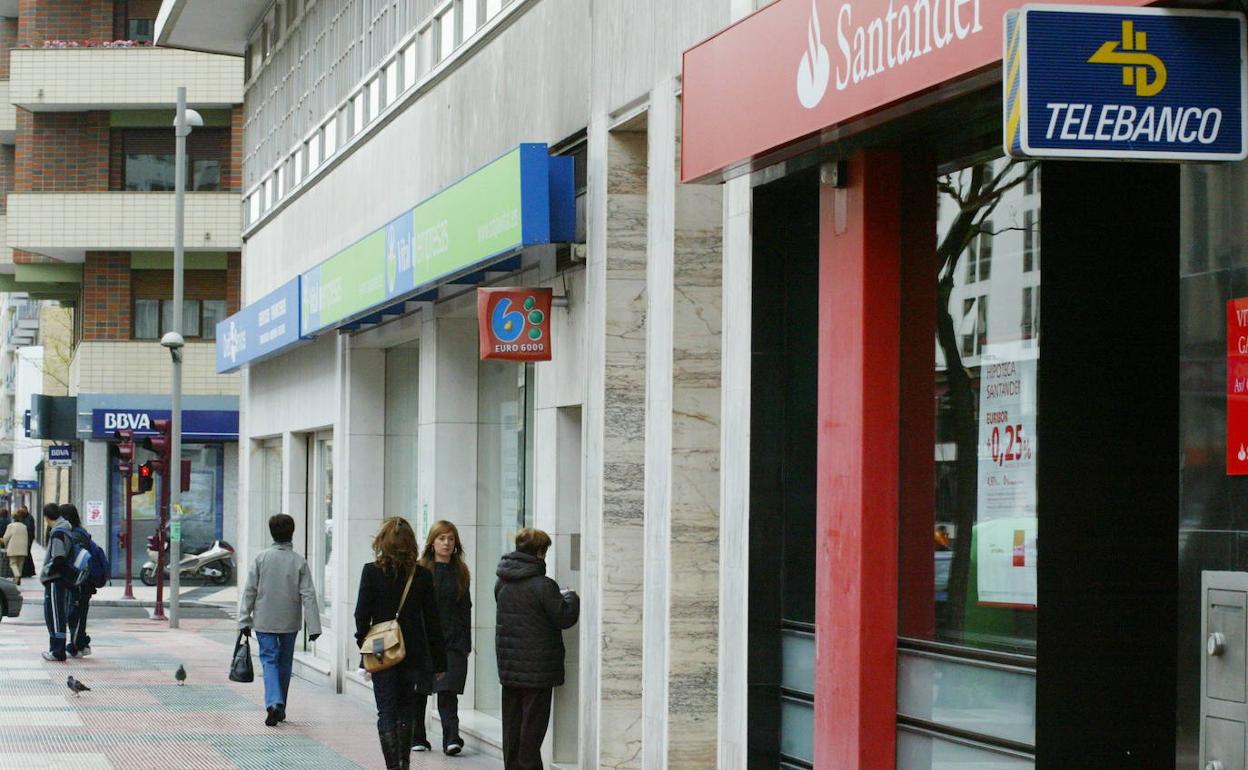 Varias sucursales bancarias en una calle de Vitoria 