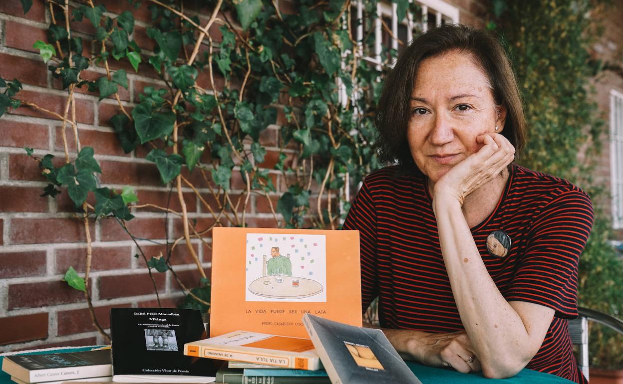 Isabel Bono posa en su terraza con algunos de sus libros de cabecera.