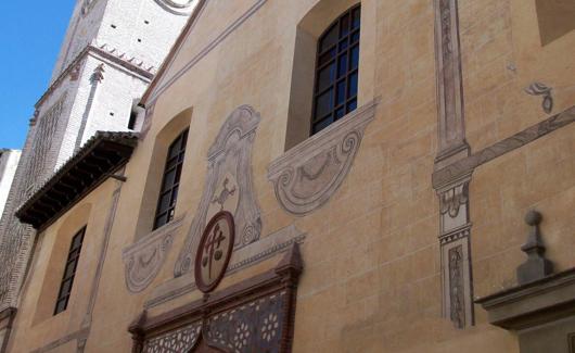 Fachada de la iglesia de Santiago, en la calle Granada. 