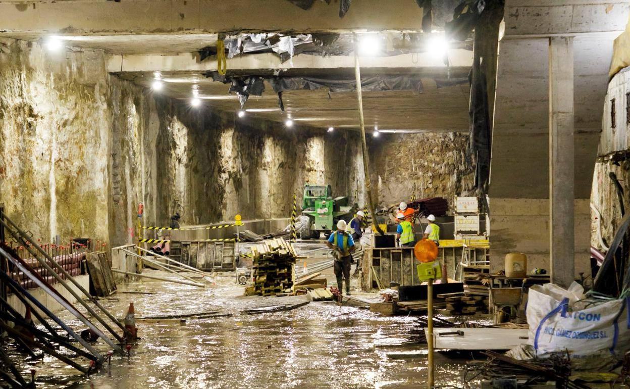 Trabajos en el túnel del metro a la altura de la Alameda Principal. 