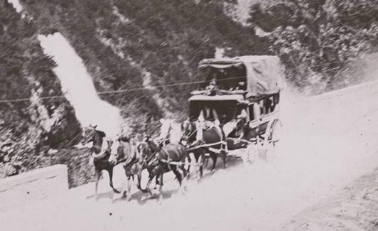 Diligencia por una carretera española en el siglo XIX. 