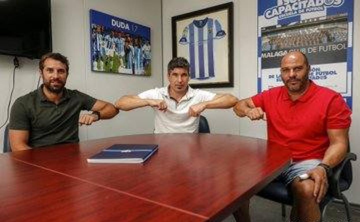 Lizana (prepador físico), Funes y Bravo (los dos entrenadores), en las oficinas del Málaga. 