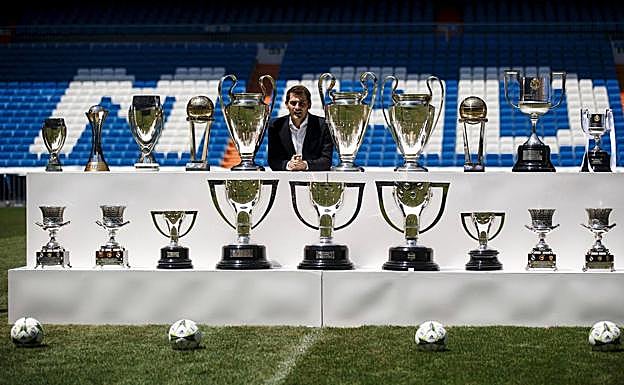 Iker Casillas posa en el Bernabéu junto a los trofeos más importantes que ganó con el Real Madrid. 