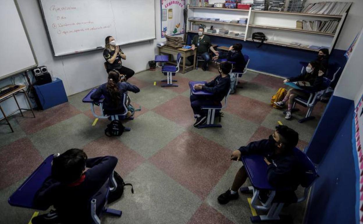 Alumnos de una escuela de Río de Janeiro, en el regreso a las aulas 