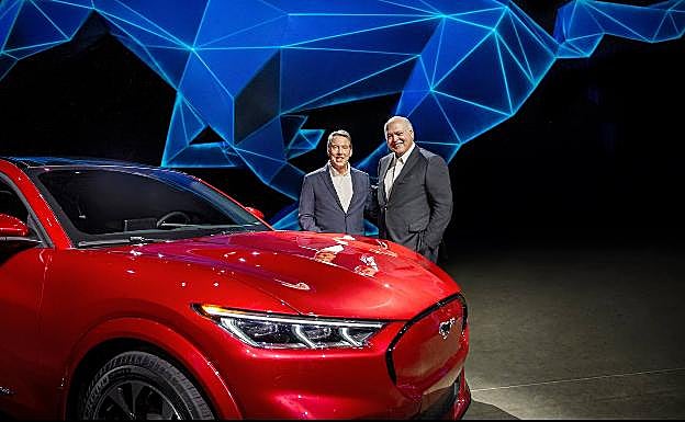 Jim Farley y Jim Hackett, junto al Mustang Mach-E eléctrico