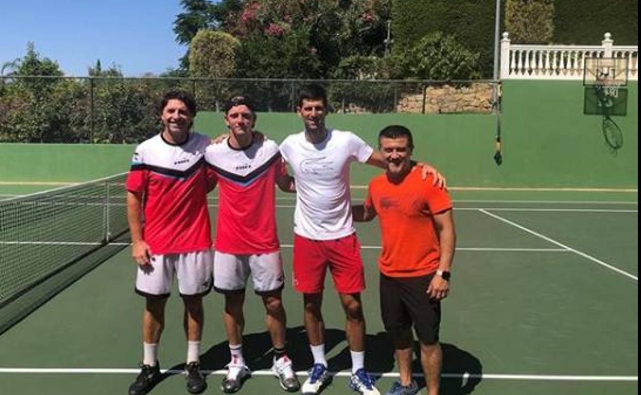 Jorge Aguirre (entrenador del malagueño), Alejandro Davidovich, Novak Djokovic y Ulises Badío (fisioterapeuta del serbio), en la casa del número uno mundial en Marbella. 