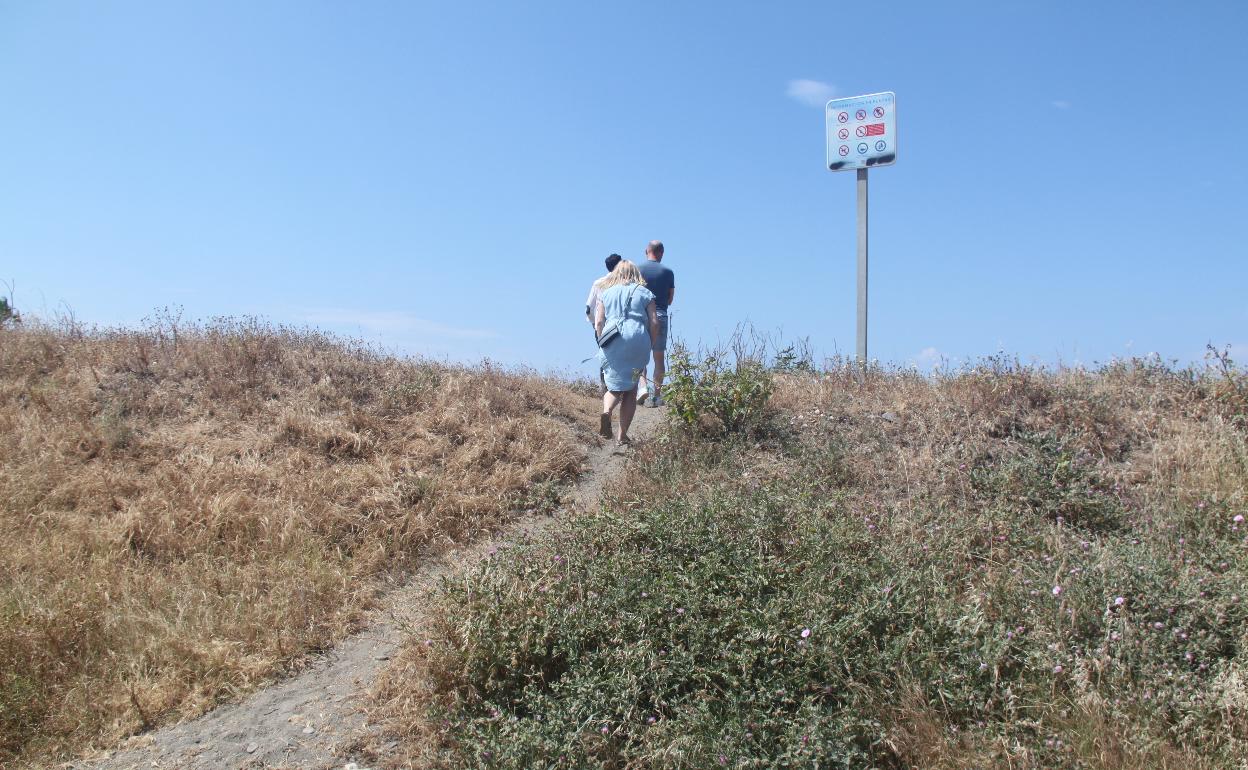 Un grupo de personas recorre la zona dunar de La Carraca. 
