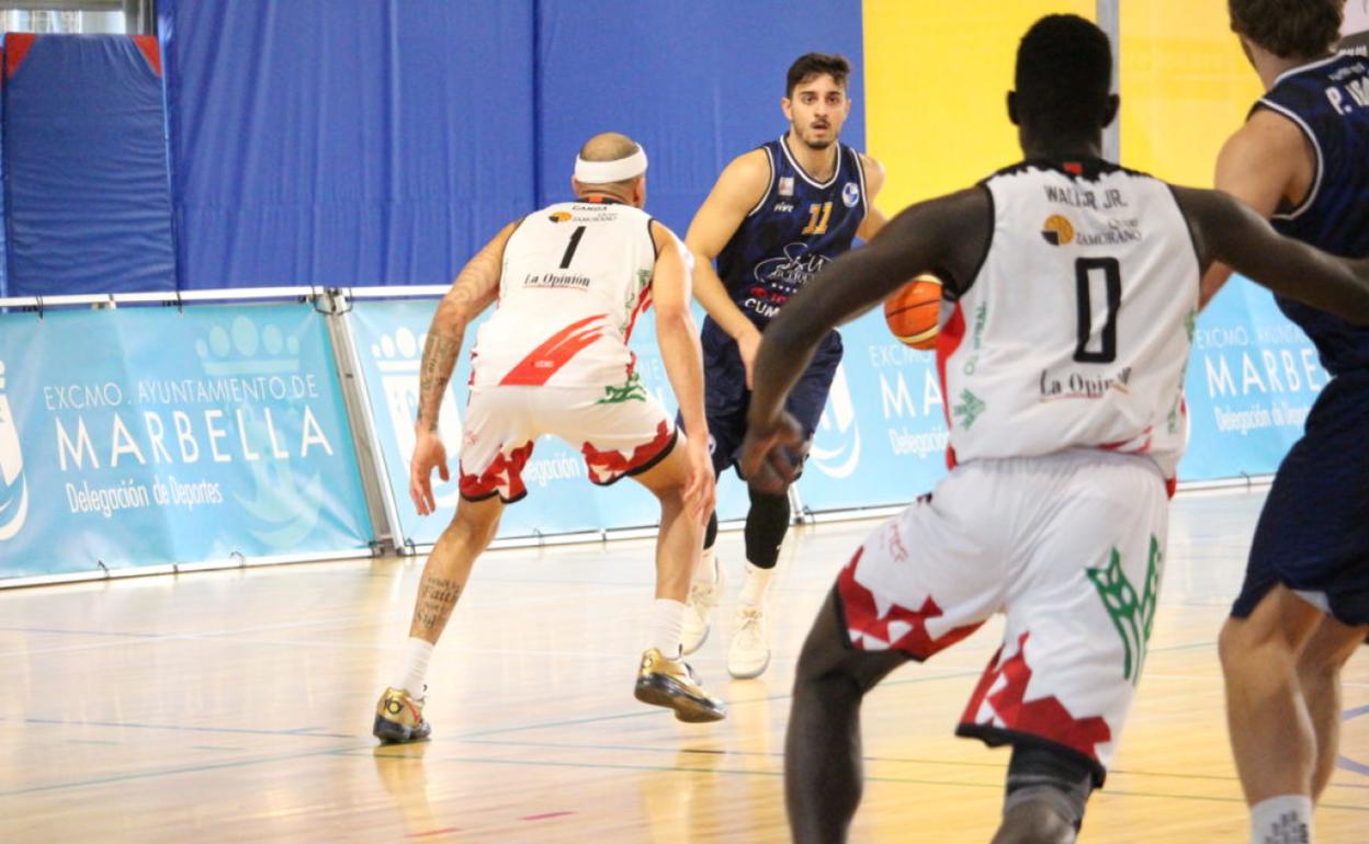 Lucas Muñoz dirige un ataque en un partido de la pasada temporada. 