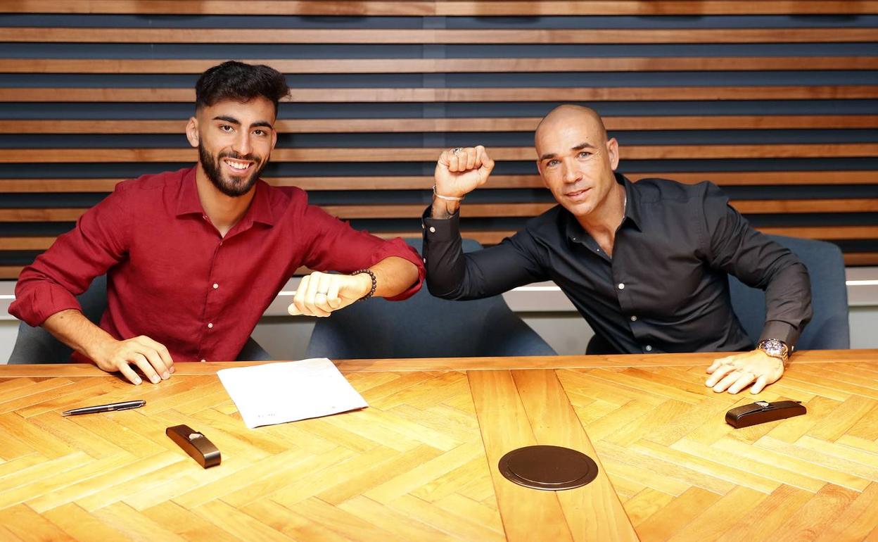 Juande posa con Manolo Gaspar tras firmar el nuevo contrato. 