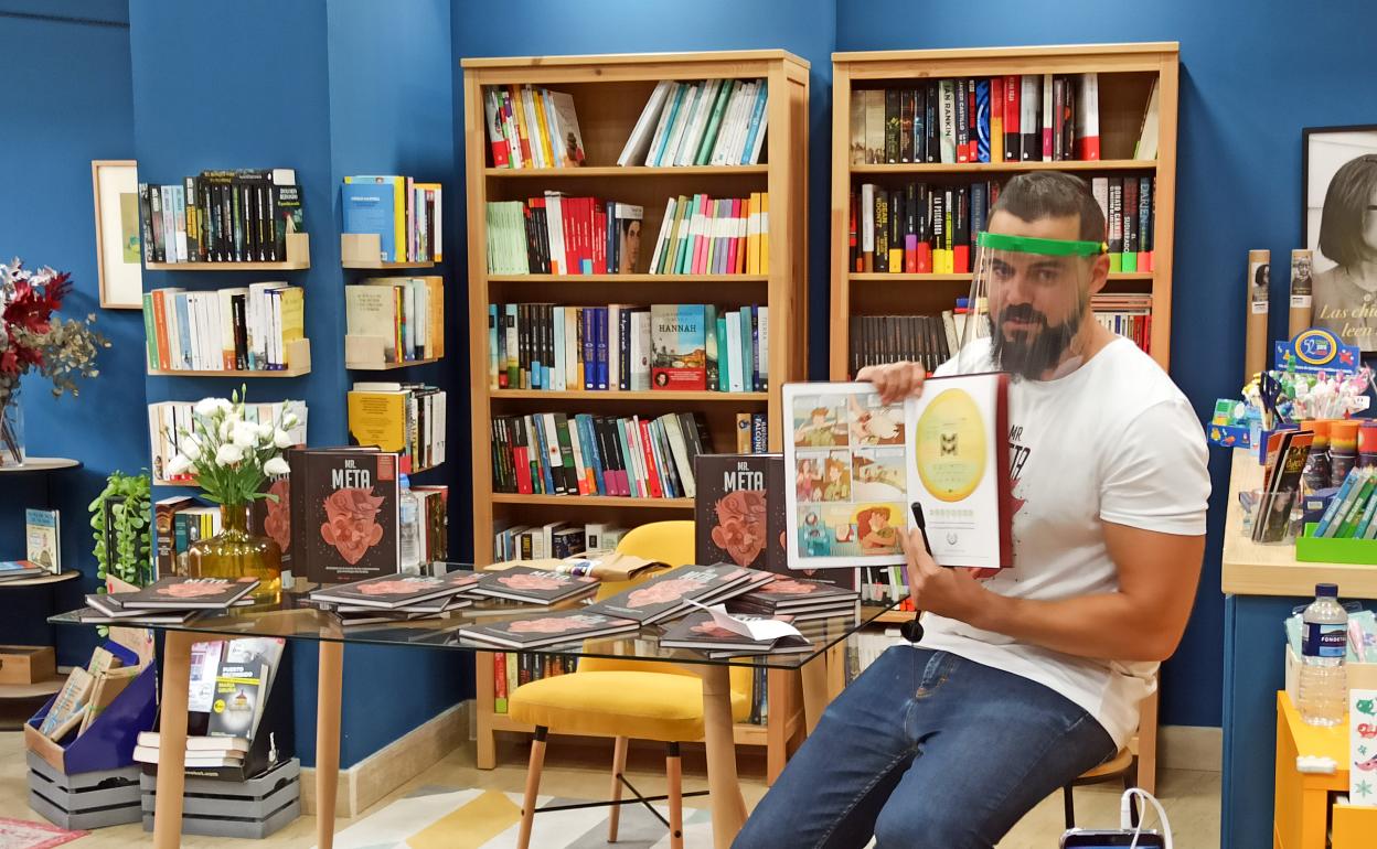 Carlos Martín, en la librería 'El Callejón del Cuento' de Vélez-Málaga. 
