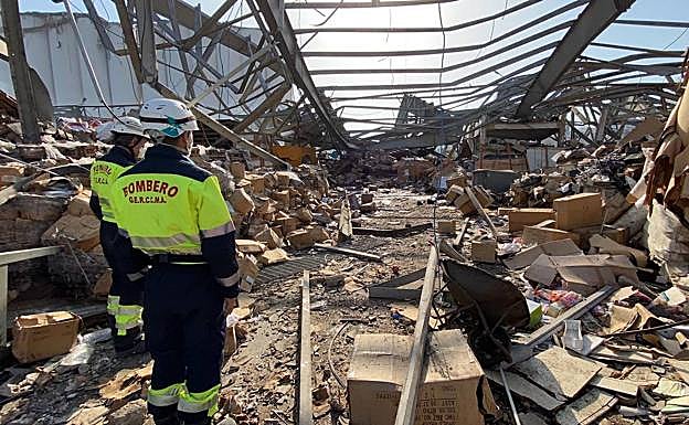 Labores de rescate y localización de supervivientes en Beirut.
