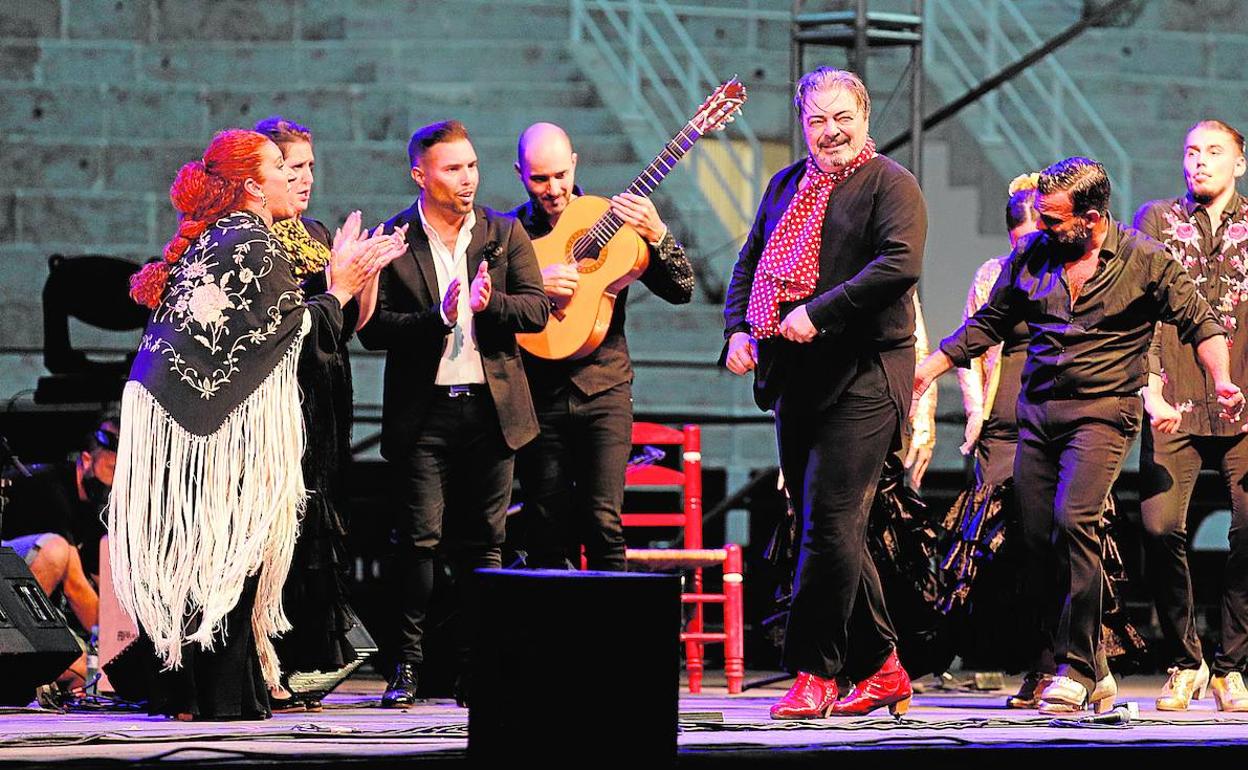 Cuadro flamenco de José Lucena, anoche en el escenario, con Antonio Canales al frente 