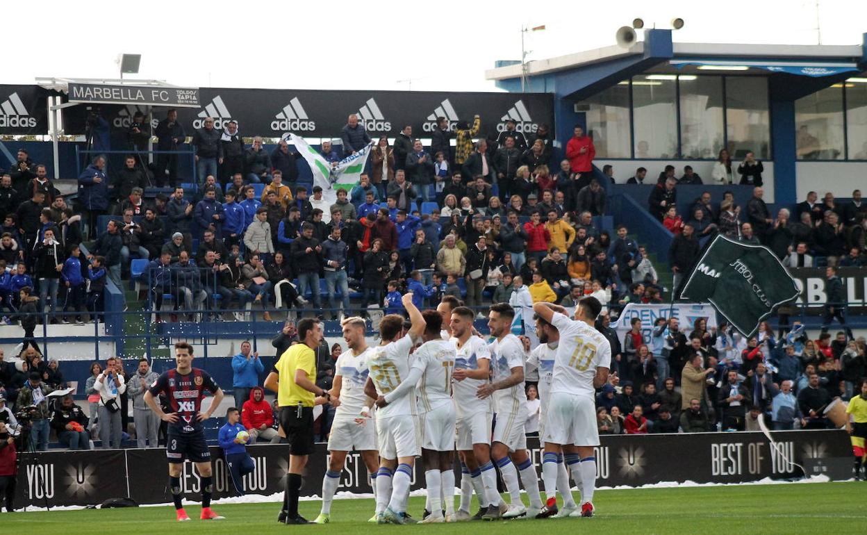 Los jugadores del Marbella celebran un gol en el Municipal Antonio Lorenzo. 