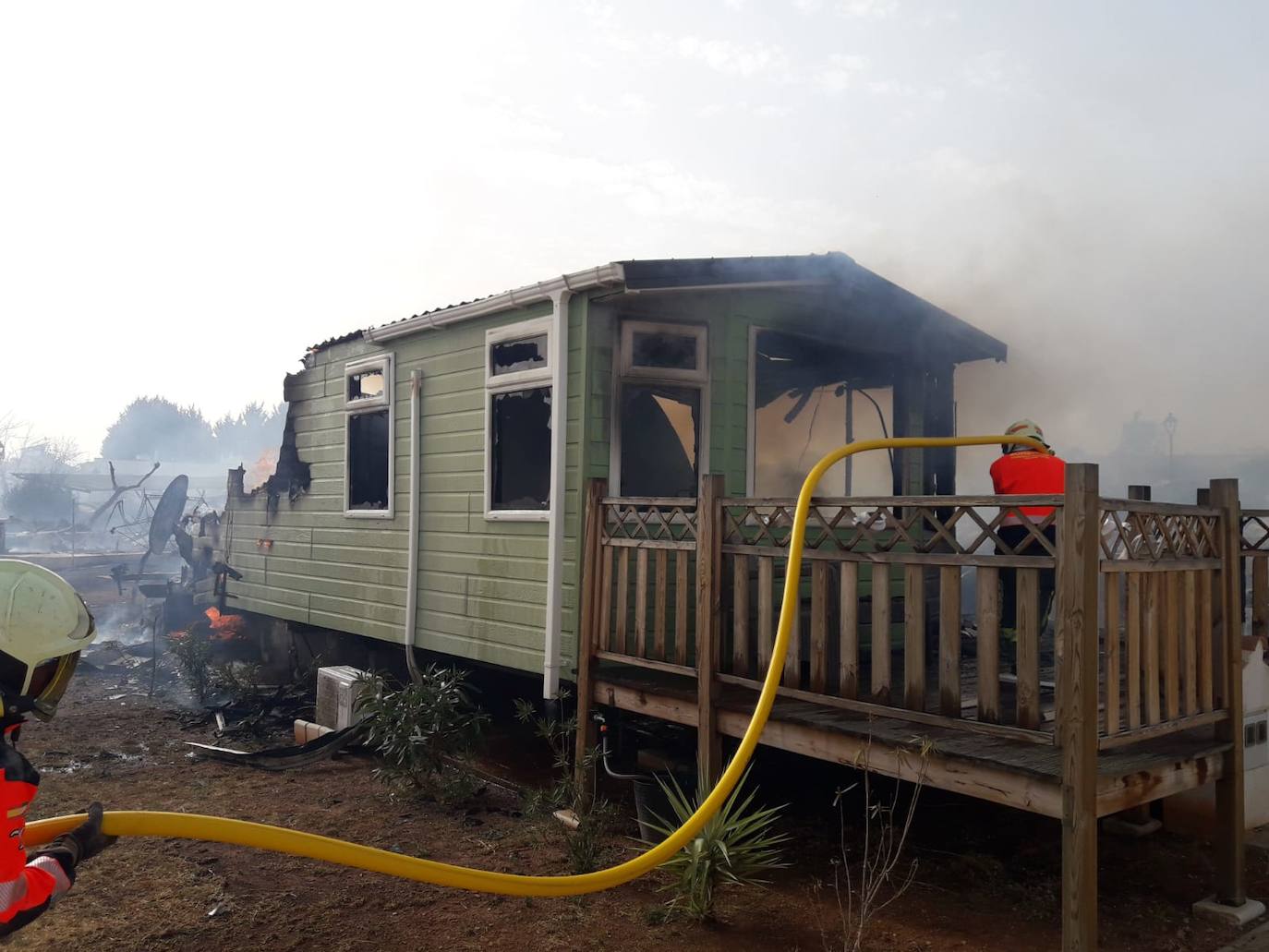 Fotos: Espectacular incendio en un camping de caravanas de Mollina