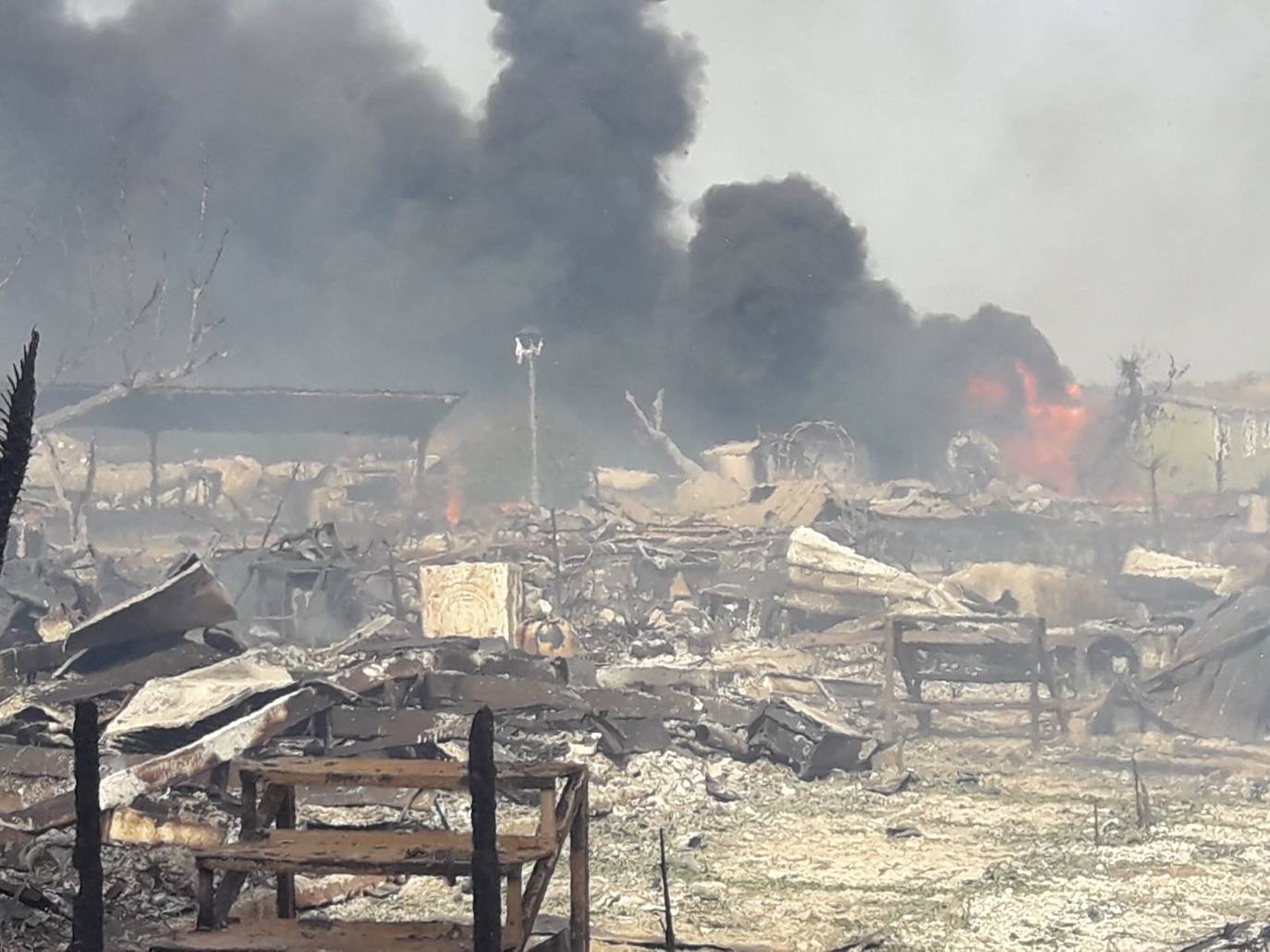 Fotos: Espectacular incendio en un camping de caravanas de Mollina