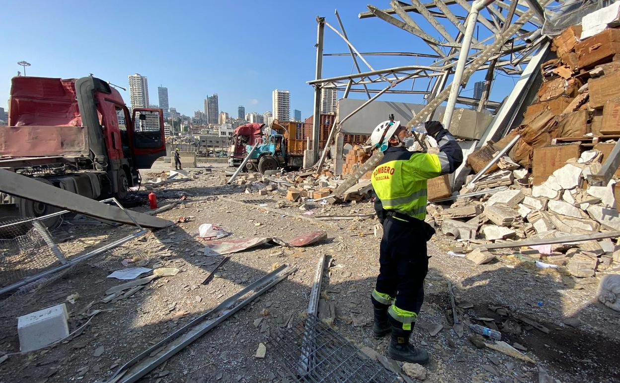 Los bomberos malagueños encaran su última misión de rescate en la zona cero de Beirut