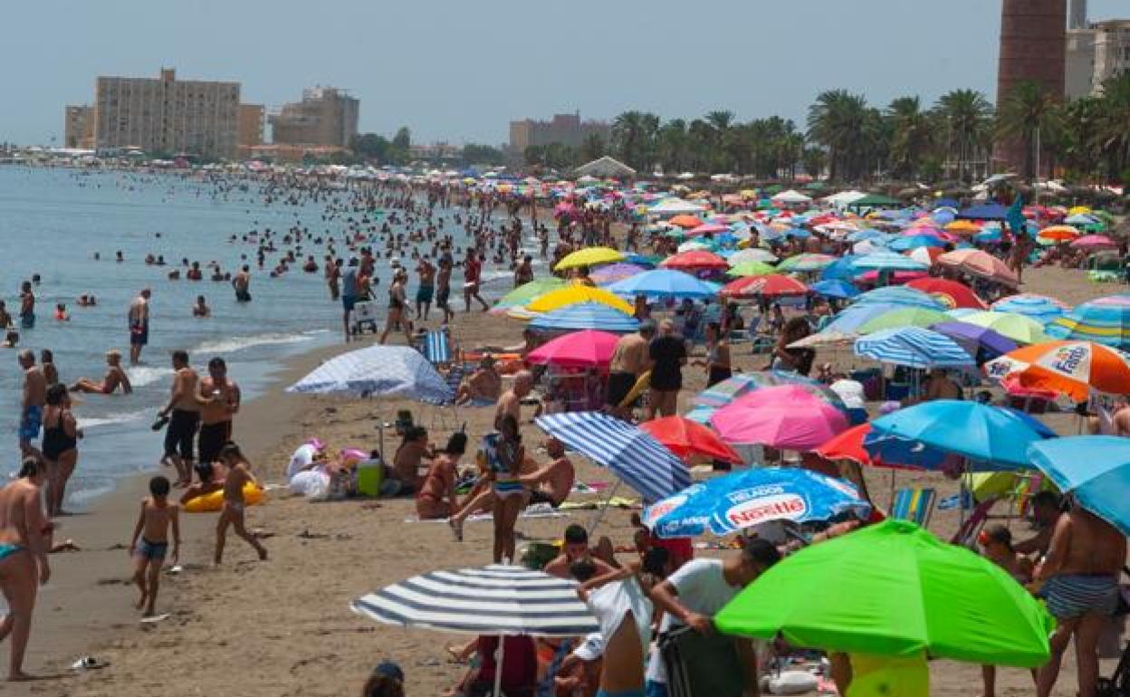 Más de una veintena de playas de Málaga alcanzan su aforo máximo, especialmente en la costa occidental