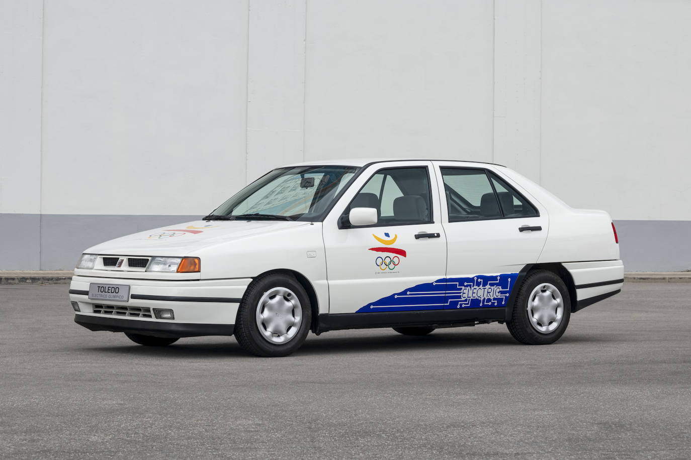 Un coche eléctrico acompaña la llama olímpica en su último tramo hacia la ceremonia inaugural. Estamos en los Juegos Olímpicos de Barcelona 92. Siendo así, el coche no podría ser otro que un SEAT, un SEAT Toledo eléctrico.