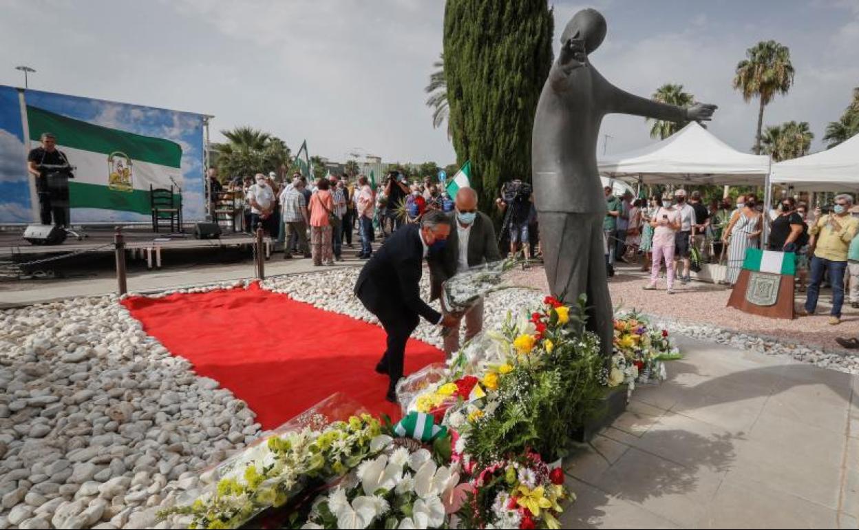 Los consejeros de Educación y Hacienda colocan flores durante el acto de homenaje a Blas Infante. 